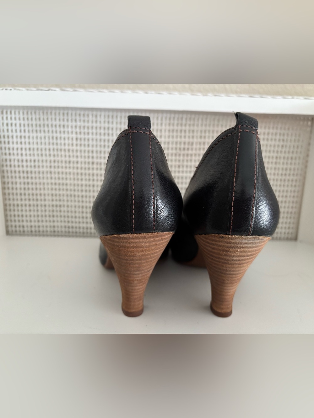 Naya Black Leather Flower Accent Pumps - Sz 8-1/2 - Like New - Picture 5 of 9